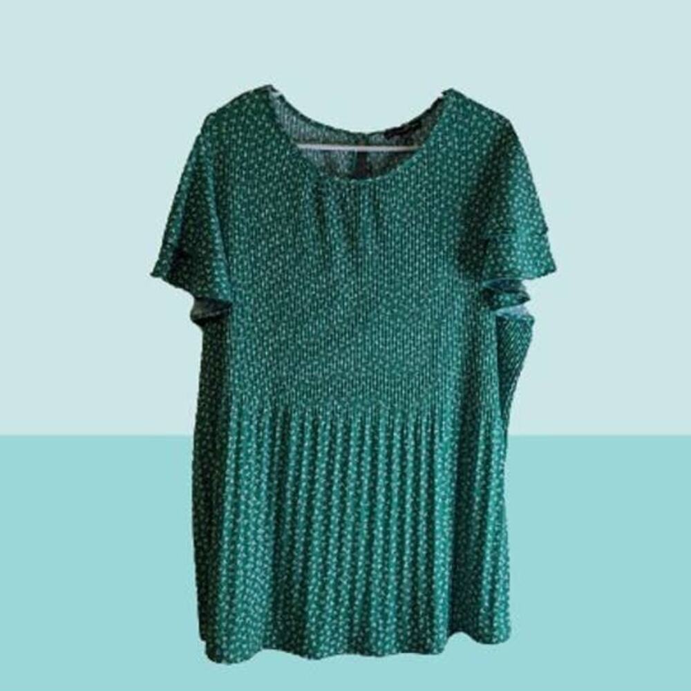 Adrianna Papell 1X green poly blend short sleeve stretch top. Office, travel